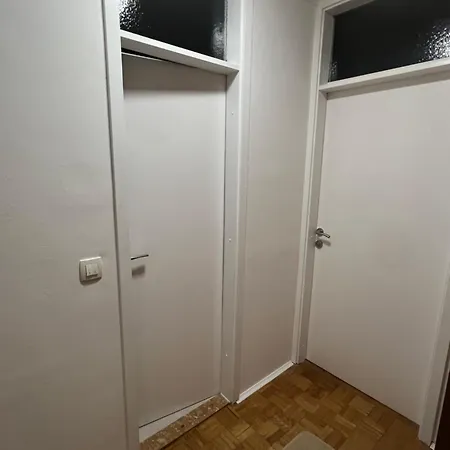 Cozy Near Airport 塞拉耶佛