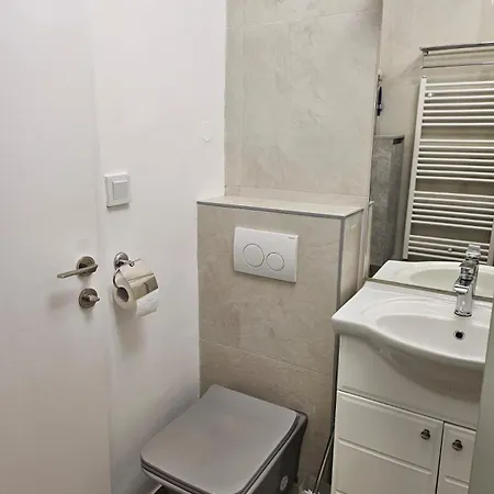 Cozy Near Airport 公寓