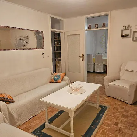 Cozy Near Airport 公寓